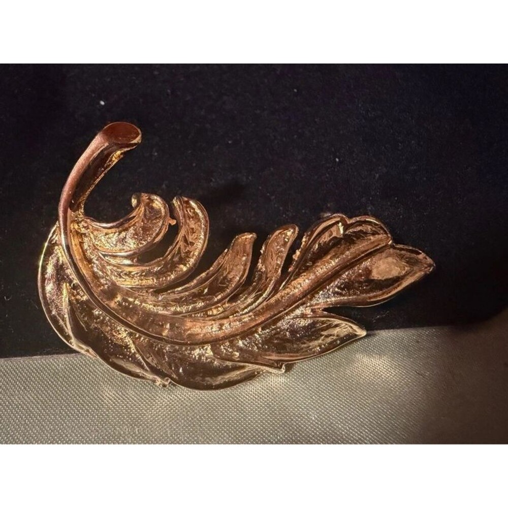 Elegant Mid-Century Textured Gold-Tone Curved Feather Plume Brooch (c. 1960s/197